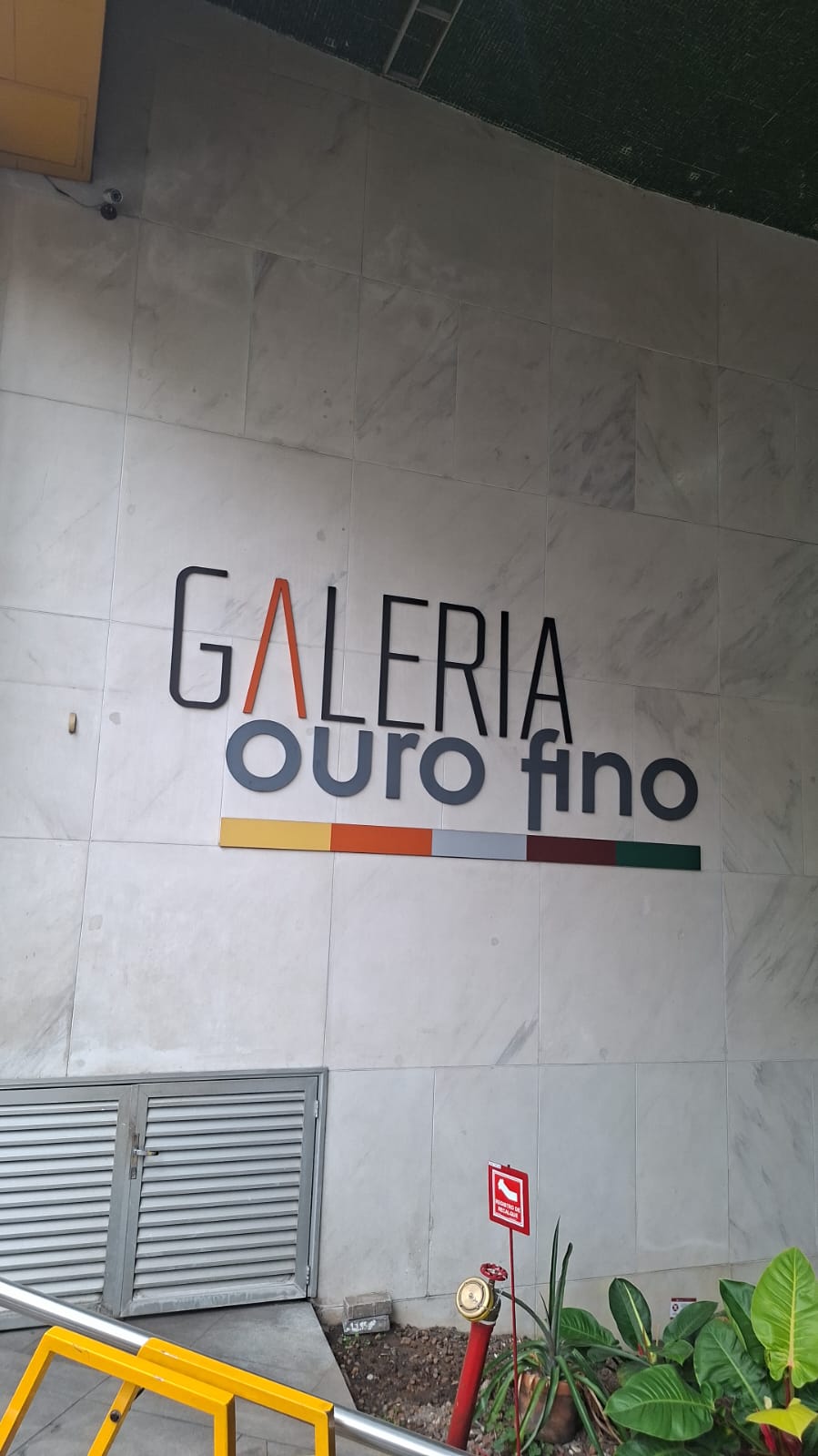 Fachada e entrada da Galeria Ouro Fino, nos Jardins